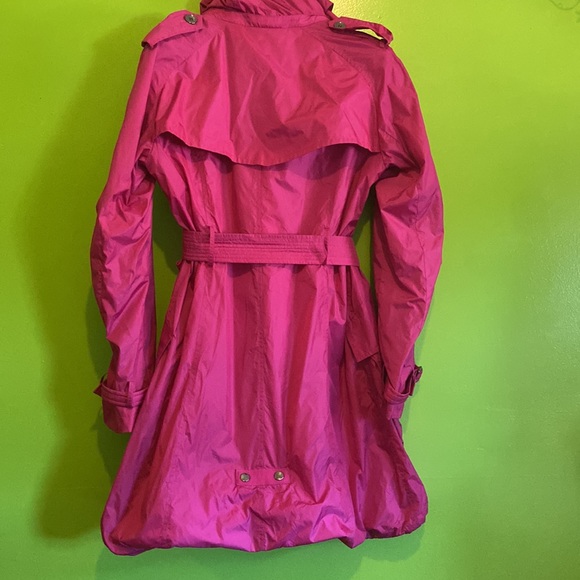 Burberry magenta rain coat - Picture 4 of 17